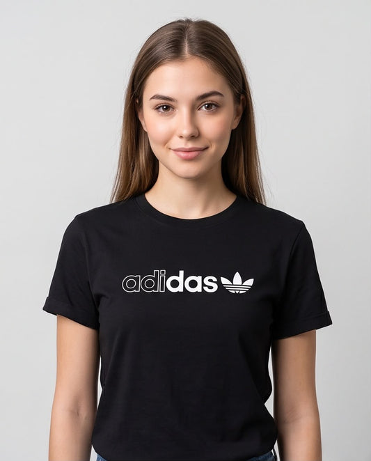 Detalle del estampado adidas blanco con trébol Trefoil sobre camiseta negra