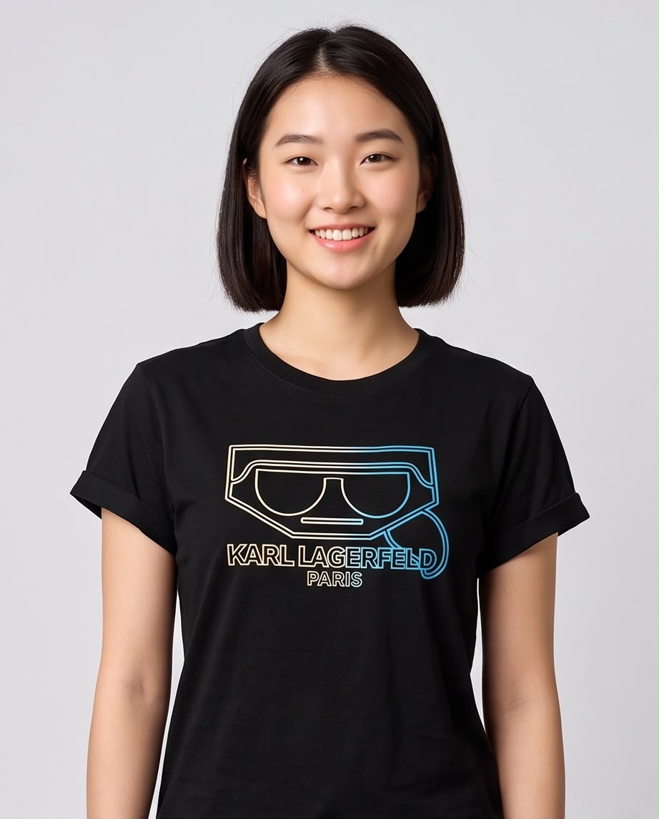 Camiseta negra Karl Lagerfeld Paris con gafas, modelo sentada en exterior