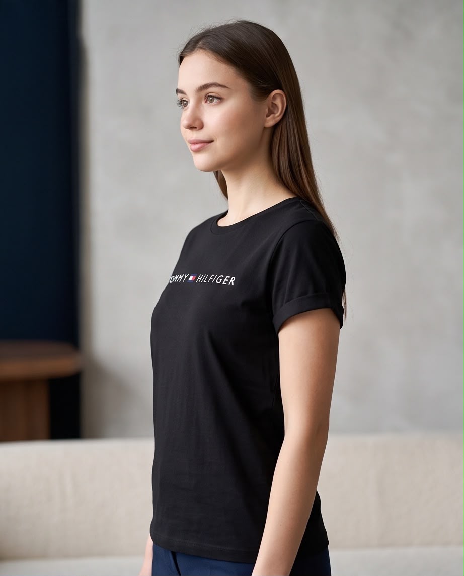 Camiseta negra Tommy Hilfiger logo bandera para mujer, modelo sentada