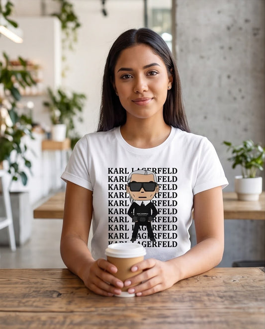 Camiseta blanca Karl Lagerfeld con personaje y texto repetido, vista en cafetería