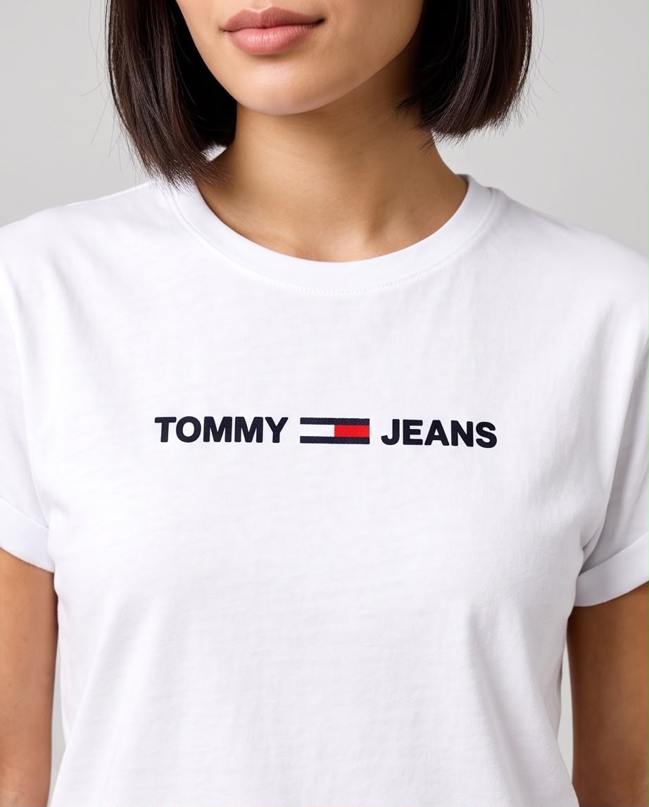 Detalle del logo TOMMY JEANS negro con bandera roja blanca y azul