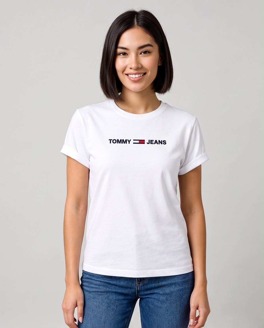 Camiseta blanca Tommy Jeans de mujer con jeans, vista sentada