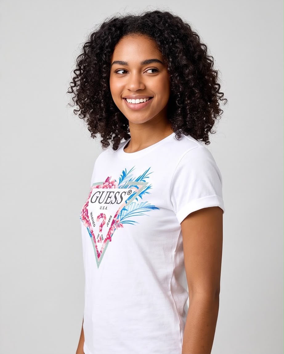 Camiseta blanca Guess triángulo floral rosa para mujer en exterior