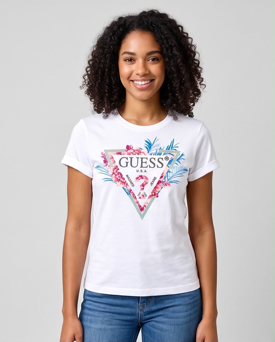 Detalle del estampado triángulo Guess con flores rosadas y hojas azules