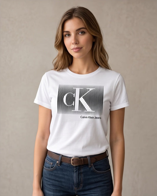 Camiseta blanca CK de líneas negras para mujer con jeans