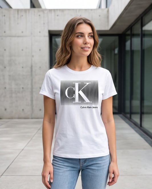 Camiseta blanca de mujer con estampado CK de líneas negras, vista en exterior