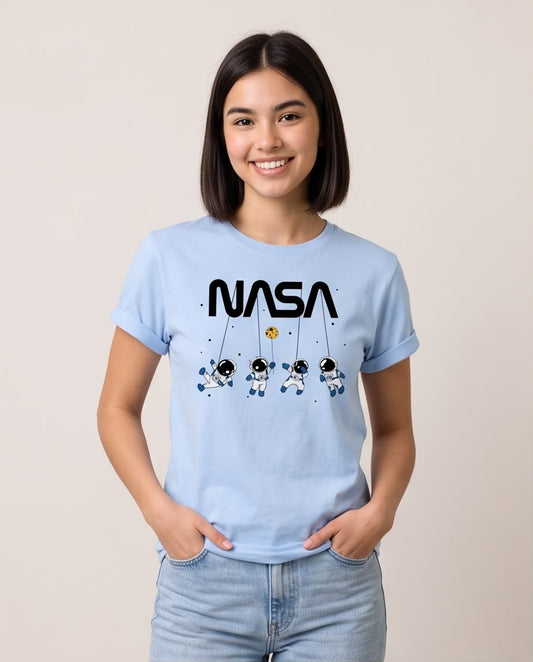 Detalle del logo NASA y cuatro astronautas
