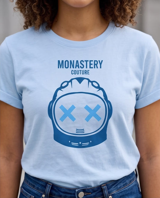 Camiseta azul claro Monastery Couture casco ojos X en modelo sentada