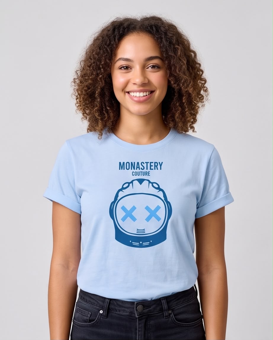 Vista frontal de camiseta Monastery azul claro con casco ojos X