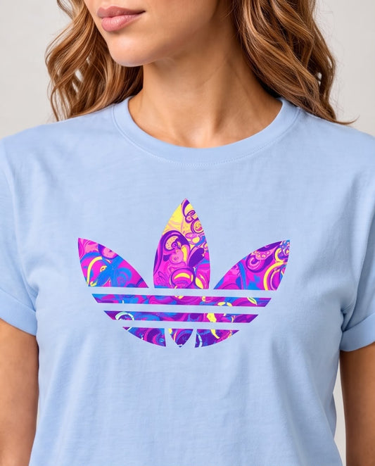 Camiseta azul claro Adidas trébol multicolor vista completa