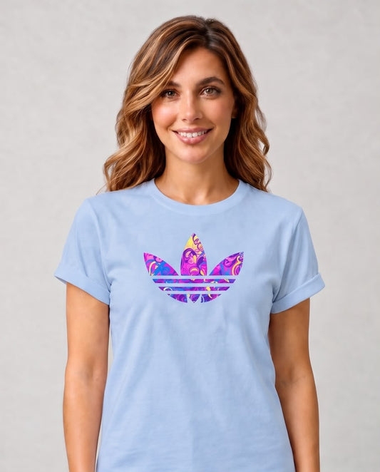 Camiseta azul claro Adidas trébol multicolor en exterior