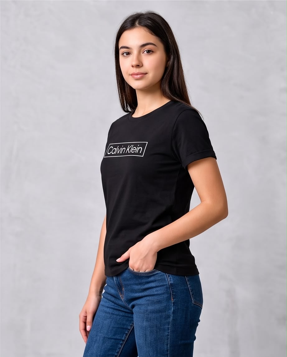 Camiseta negra Calvin Klein logo blanco vista frontal