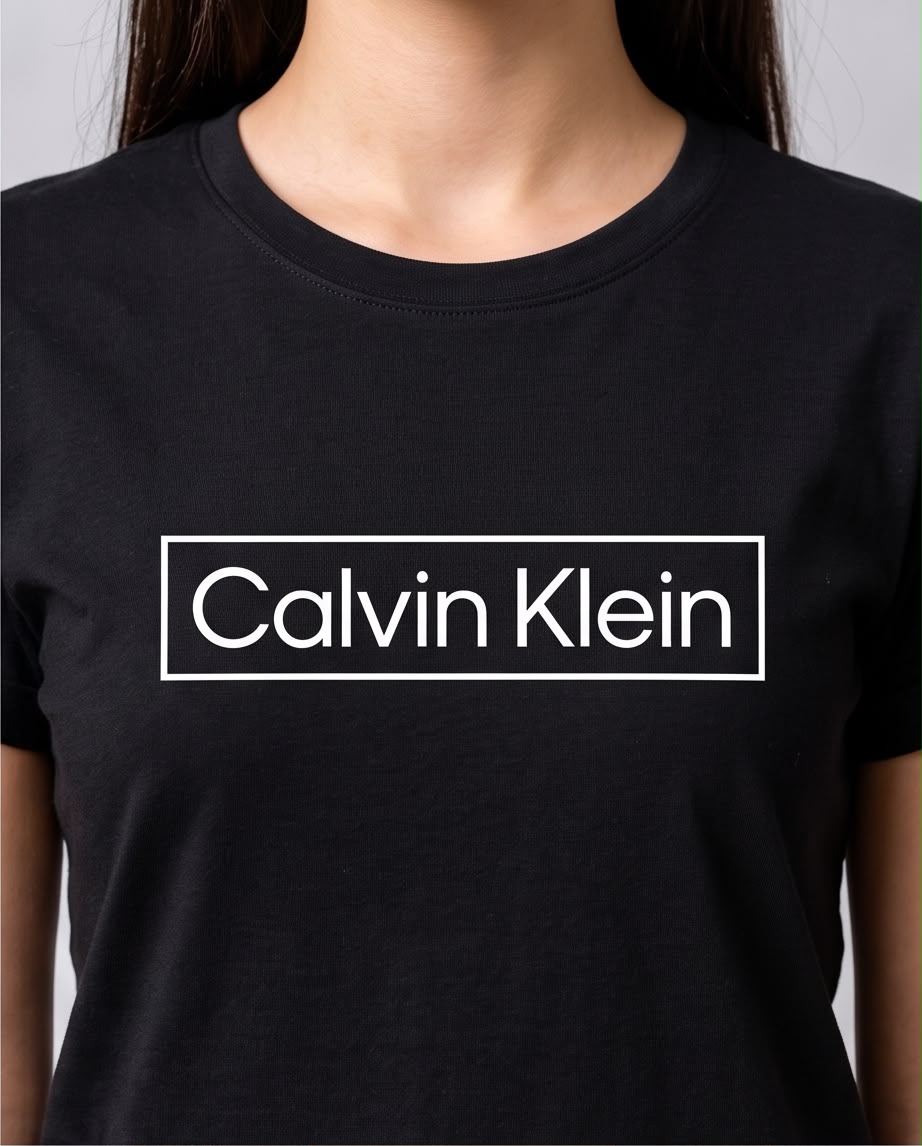 Camiseta negra Calvin Klein logo blanco en modelo de perfil