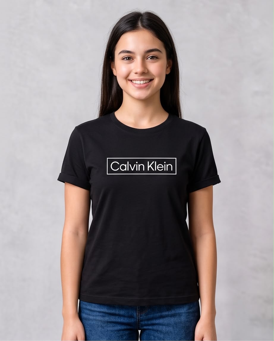 Camiseta negra Calvin Klein logo blanco look completo