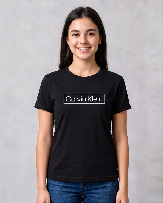 Camiseta negra Calvin Klein logo blanco look completo