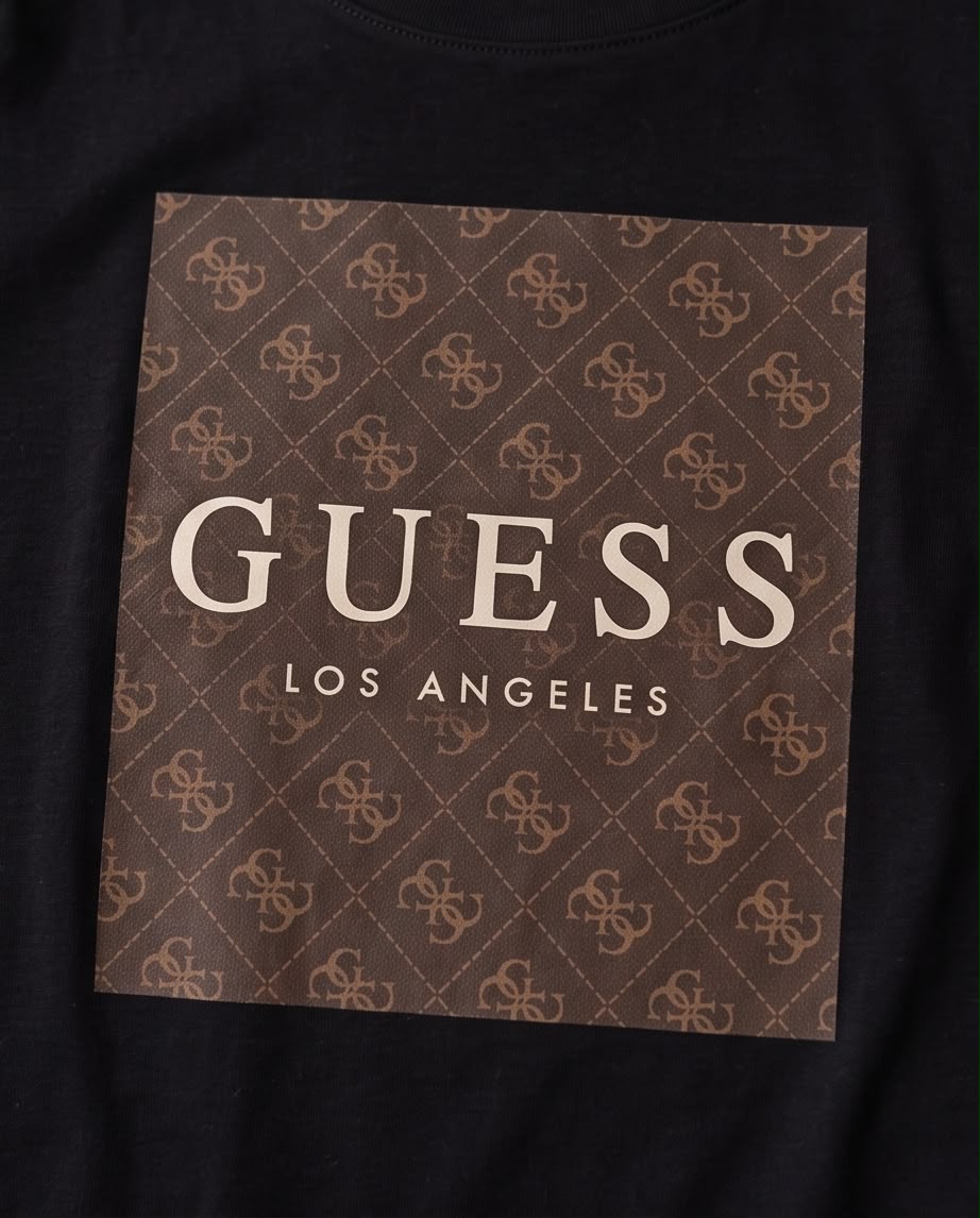 Camiseta negra Guess Los Angeles en modelo sentada