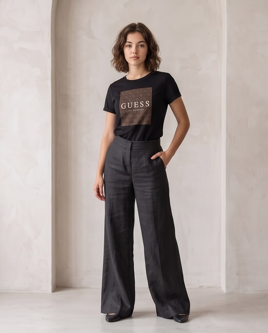 Camiseta negra Guess Los Angeles monograma marrón vista frontal