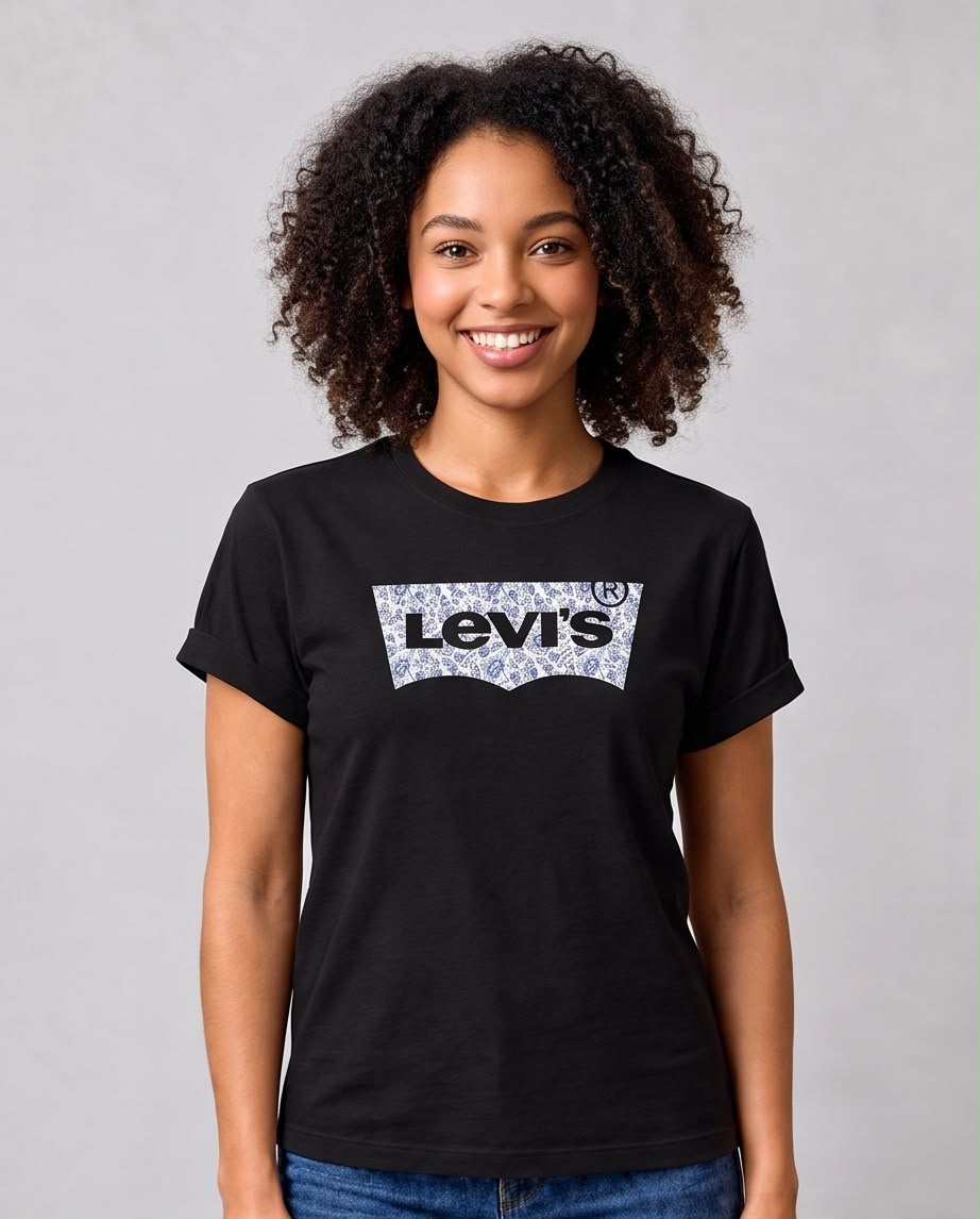 Detalle del logo Levi's con patrón paisley azul y blanco