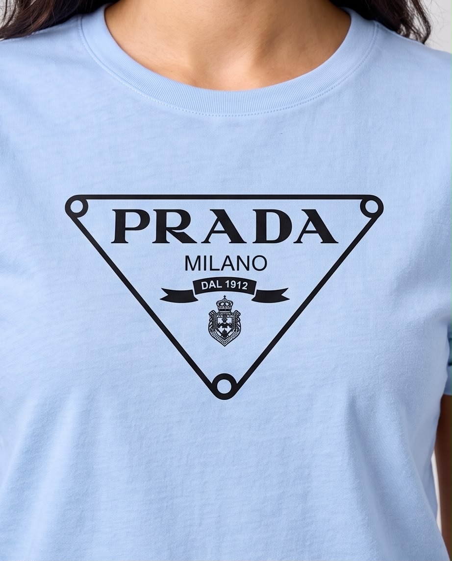 Camiseta azul claro Prada Milano triángulo negro acercamiento