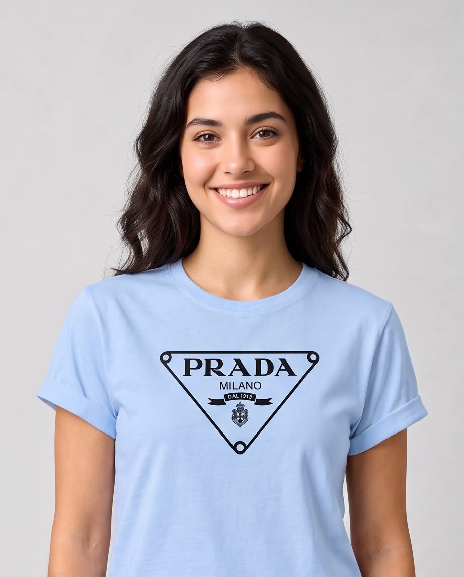Camiseta azul claro Prada Milano en modelo de pie