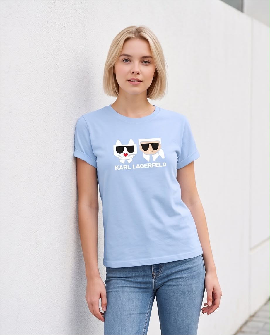 Camiseta azul claro Karl y Choupette en modelo de pie
