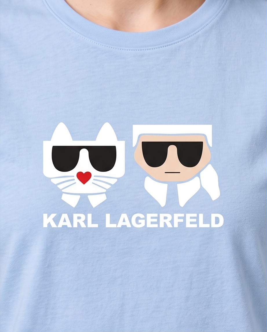 Detalle del estampado Karl y Choupette con gafas en camiseta azul claro