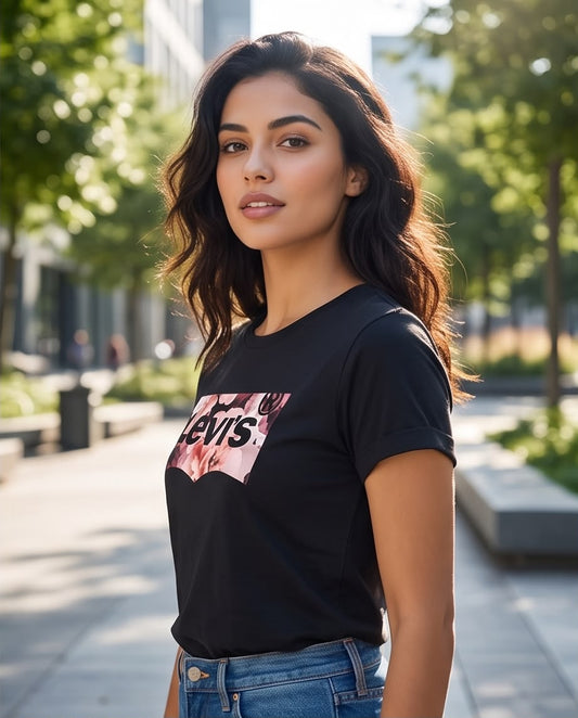 Camiseta negra Levi's logo floral rosa vista frontal