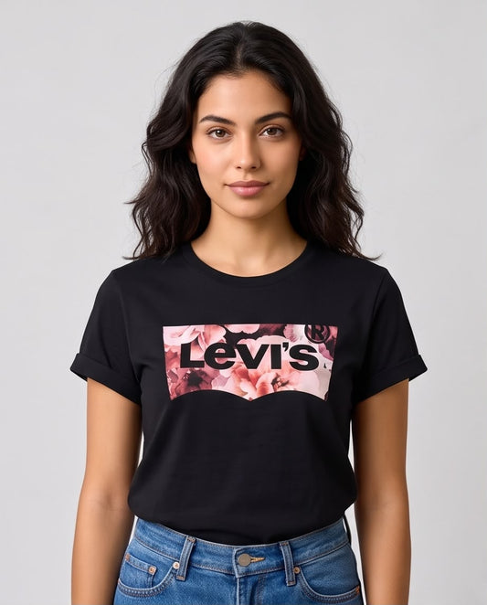 Detalle del logo Levi's sobre flores rosa