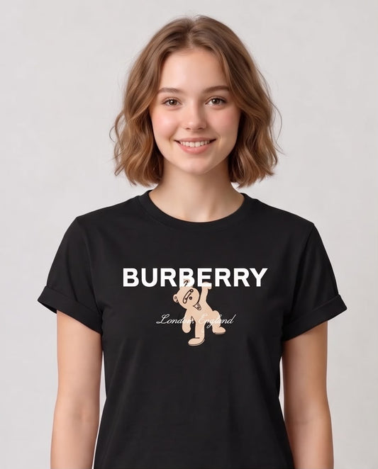 Camiseta negra Burberry oso beige en look casual con jeans