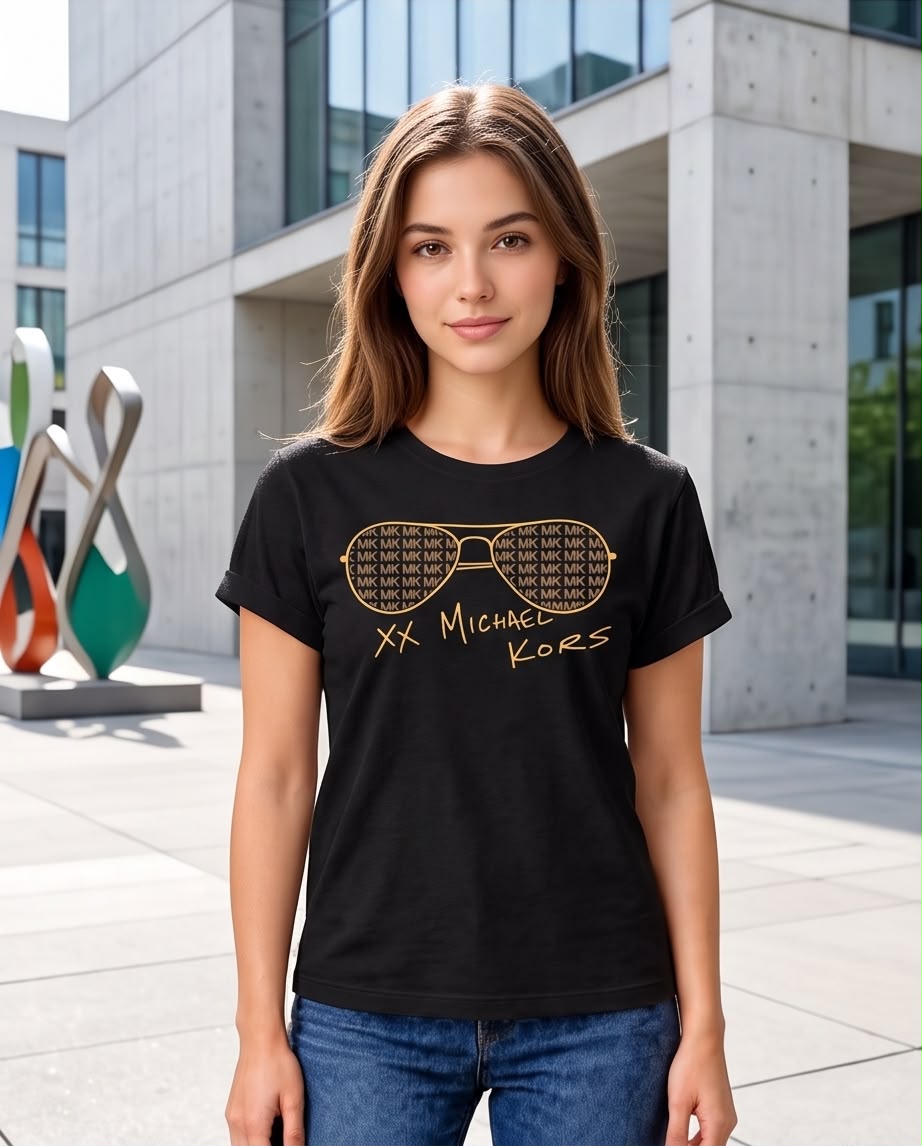 Acercamiento de camiseta negra Michael Kors en modelo