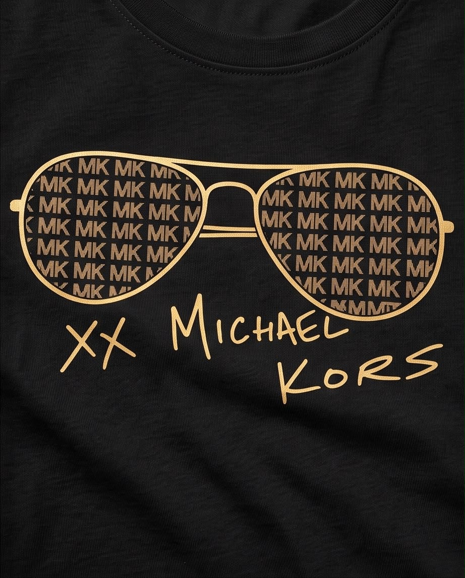 Camiseta negra Michael Kors gafas doradas en modelo al aire libre