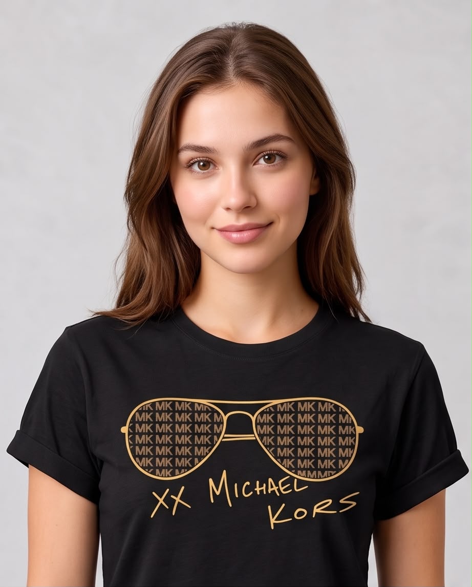 Camiseta negra Michael Kors gafas doradas vista frontal en interior