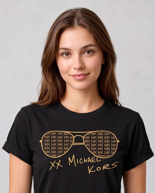 Camiseta negra Michael Kors gafas doradas vista frontal en interior