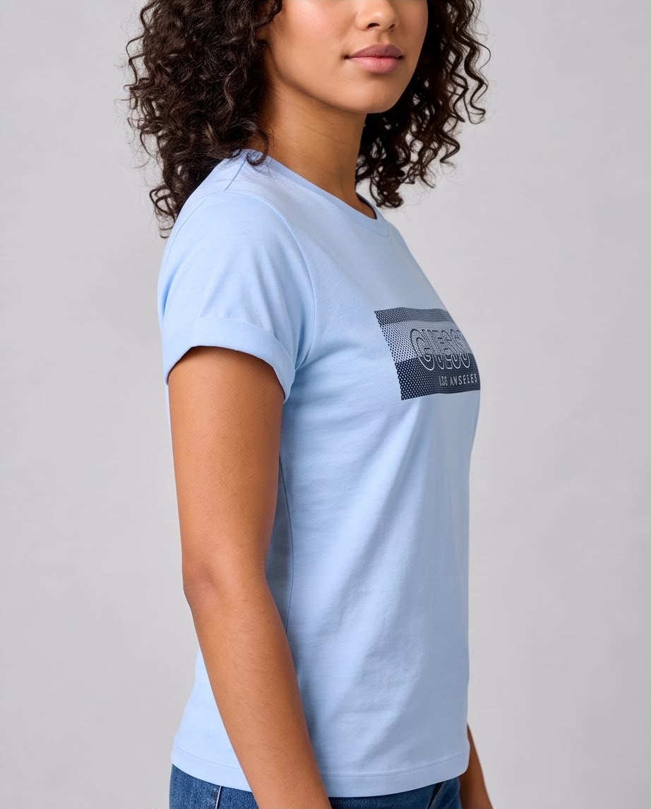 Detalle del logo Guess en trama azul marino