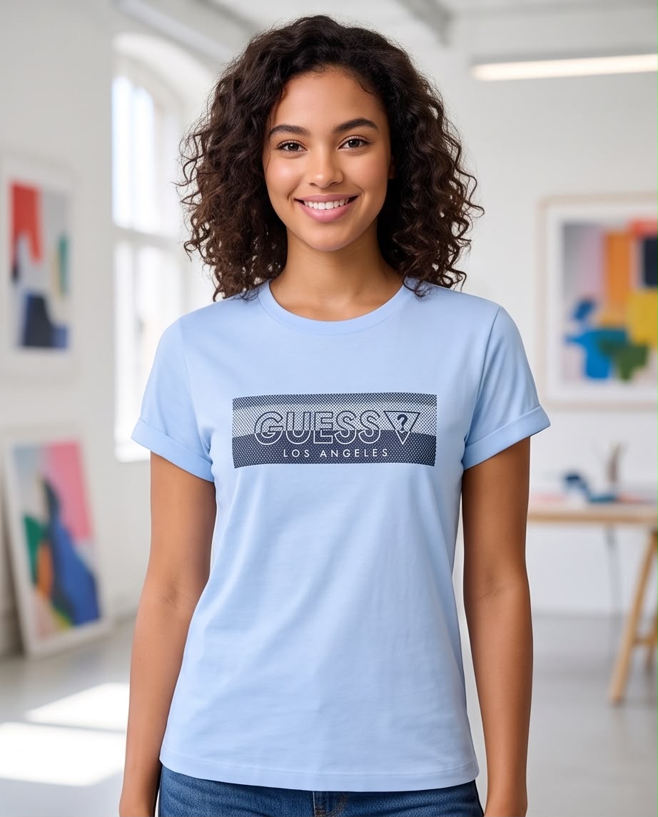 Camiseta azul claro Guess Los Angeles en modelo