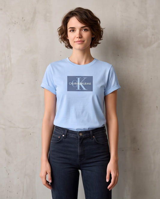 Camiseta azul claro Calvin Klein Jeans recuadro gris vista frontal