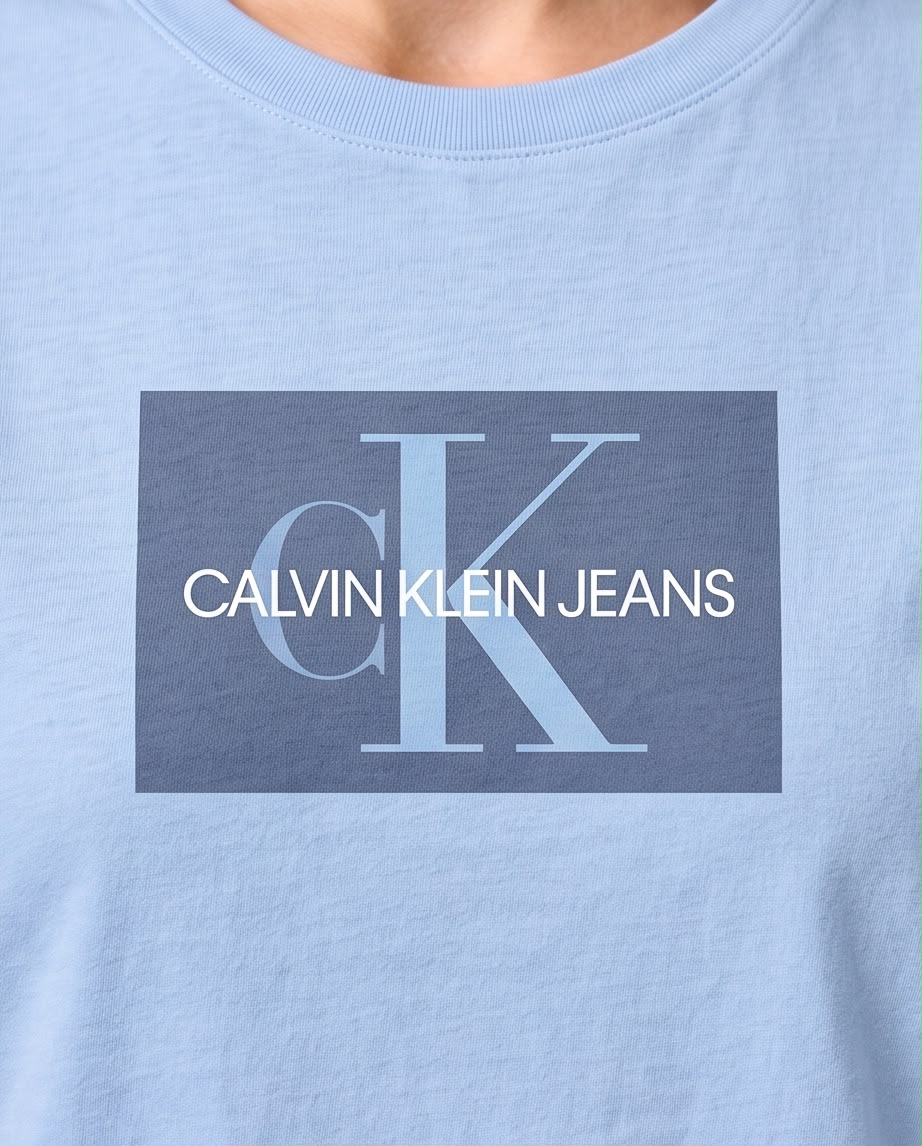 Detalle del estampado CK Calvin Klein Jeans sobre recuadro gris