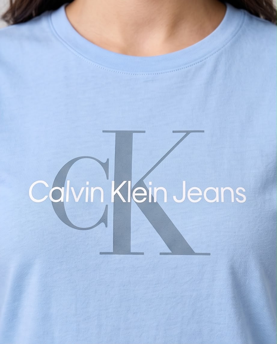 Camiseta azul claro Calvin Klein Jeans monograma gris en modelo