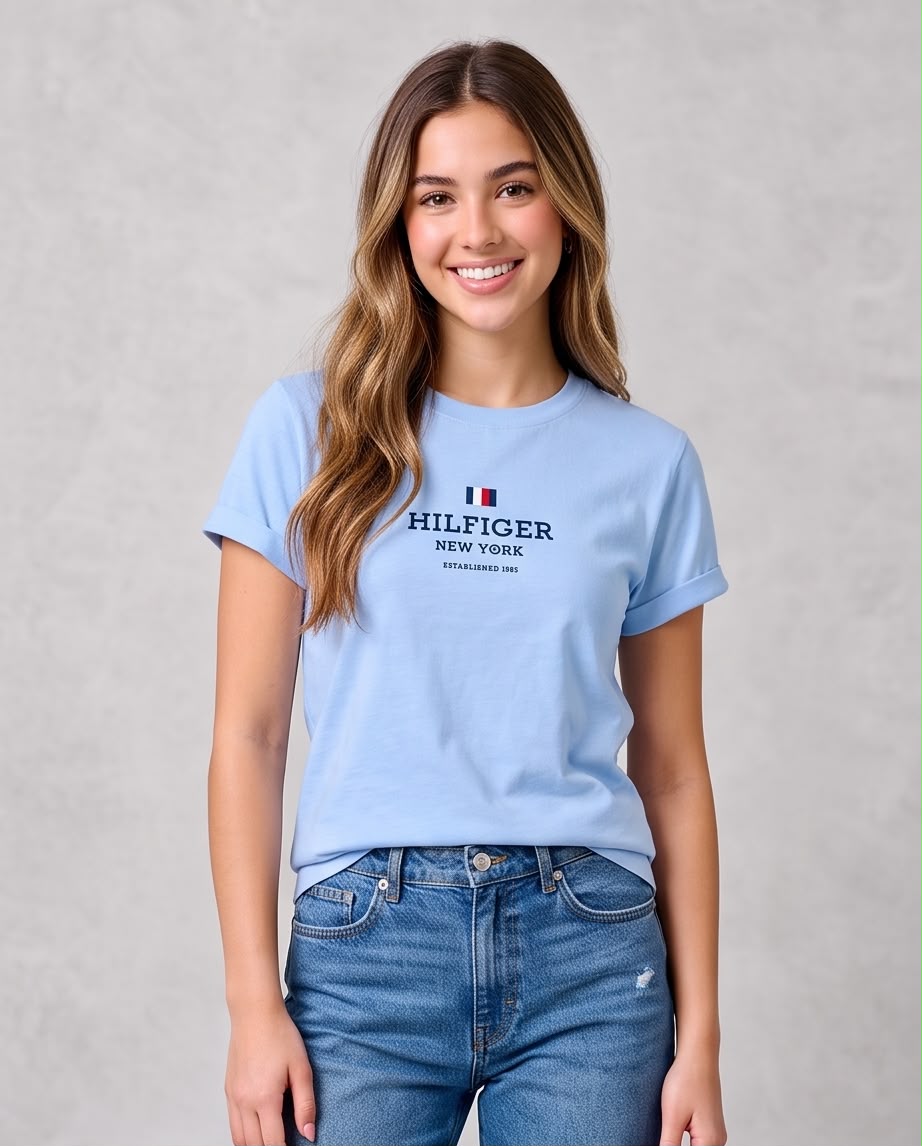 Camiseta Hilfiger azul claro look caminando