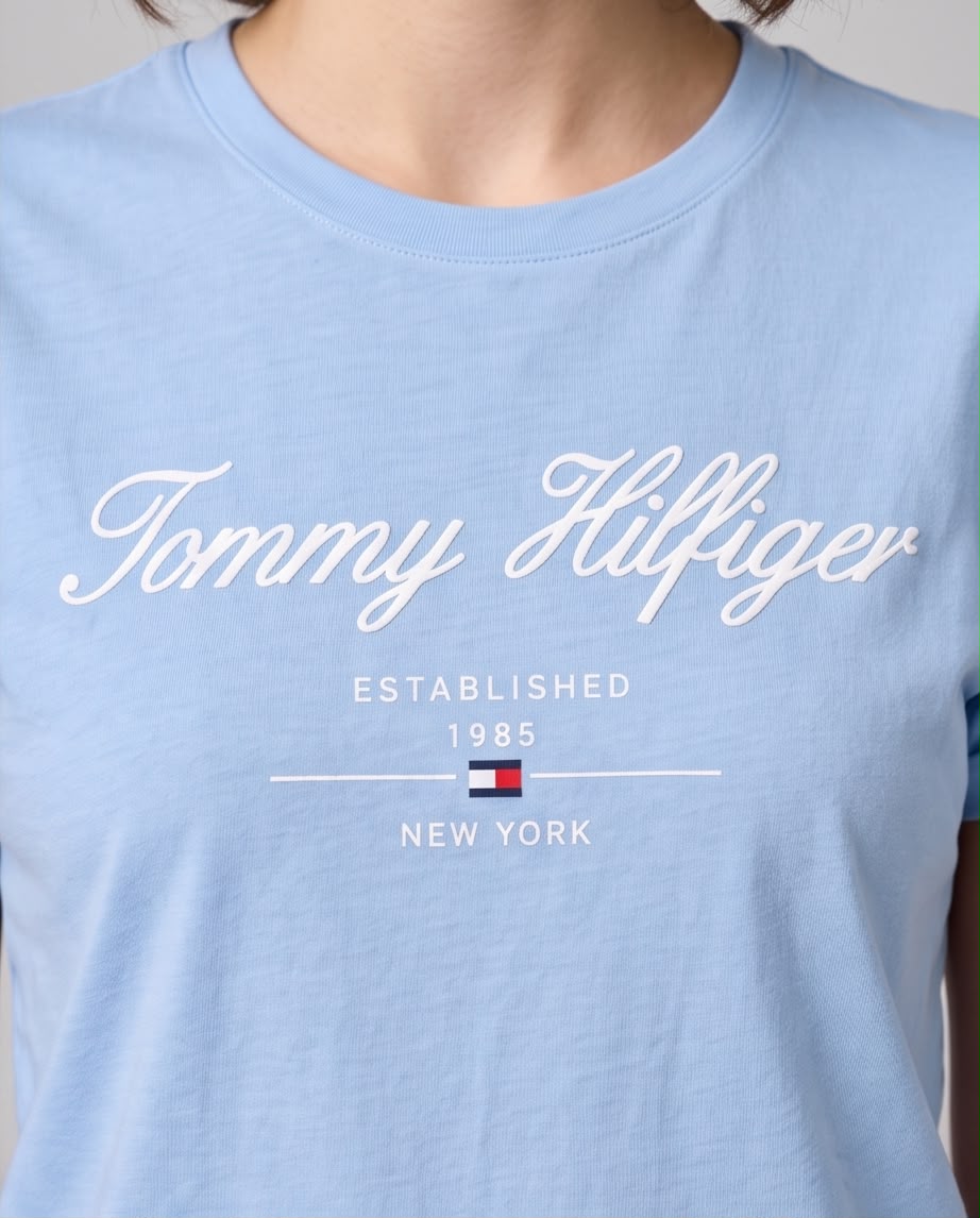 Camiseta azul claro Tommy Hilfiger cursiva look completo