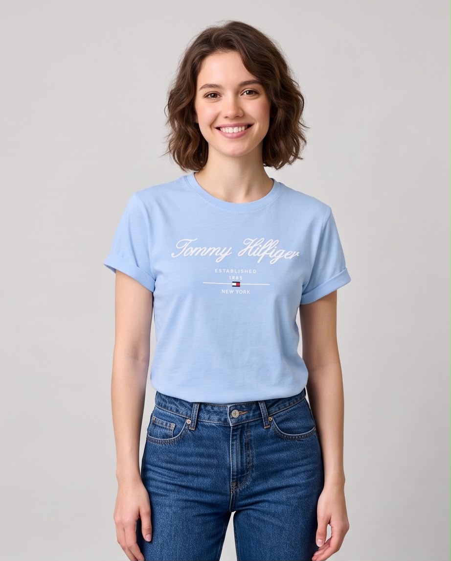 Camiseta azul claro Tommy Hilfiger cursiva vista frontal