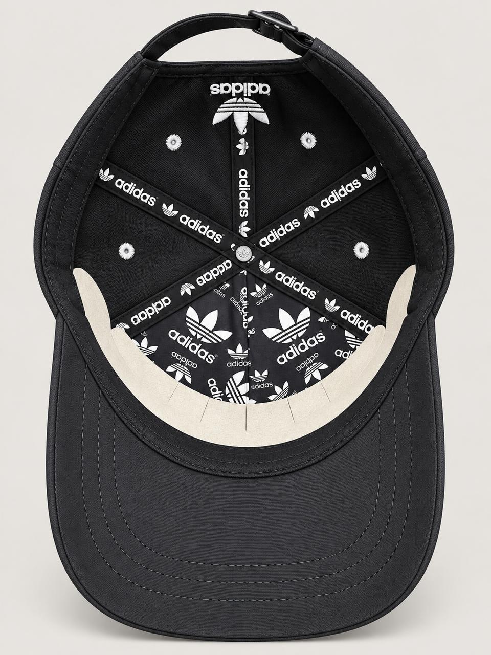 Vista interior de la gorra Adidas Trefoil negra con cintas y logos blancos