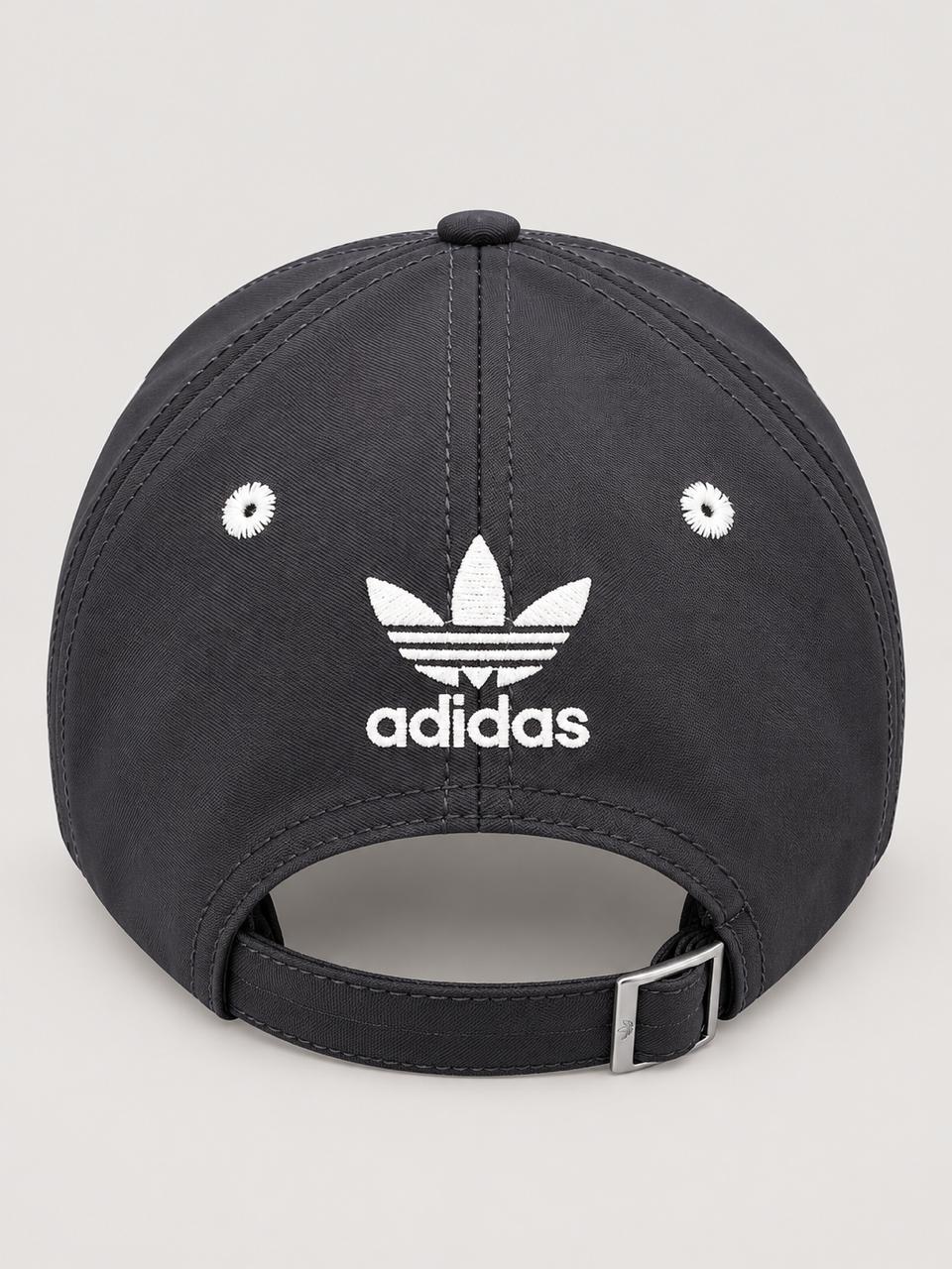 Gorra Adidas Trefoil negra con detalles blancos, vista frontal