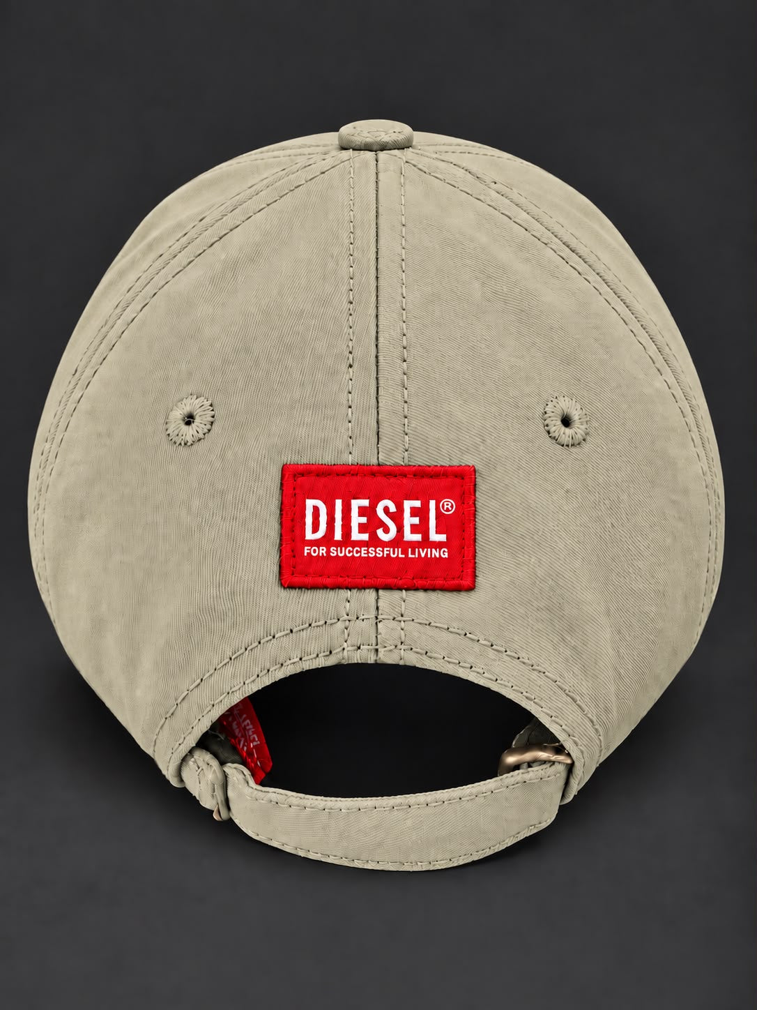 Vista trasera con parche rojo Diesel y correa ajustable