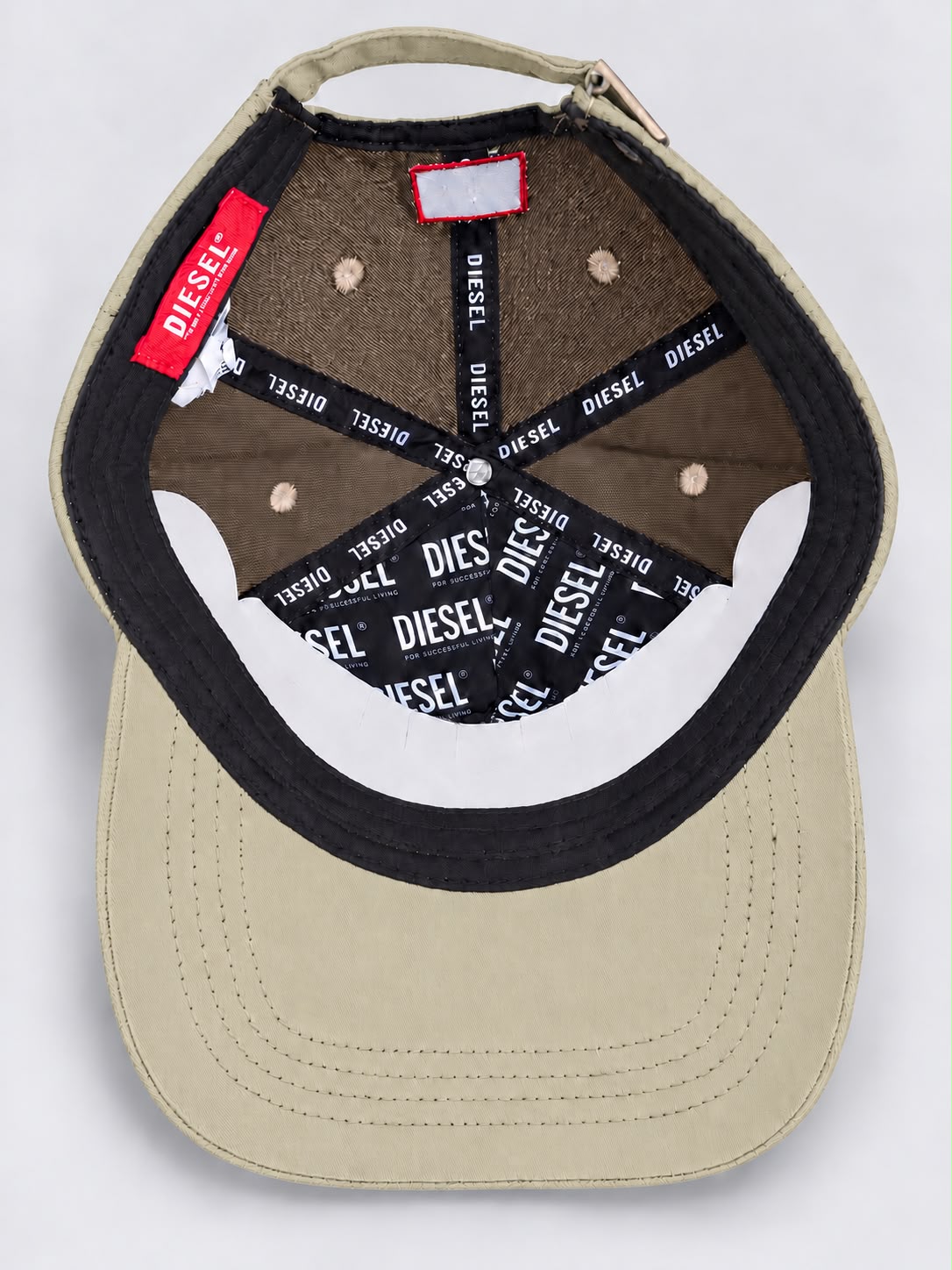 Interior de la gorra Diesel caqui con cintas de logos