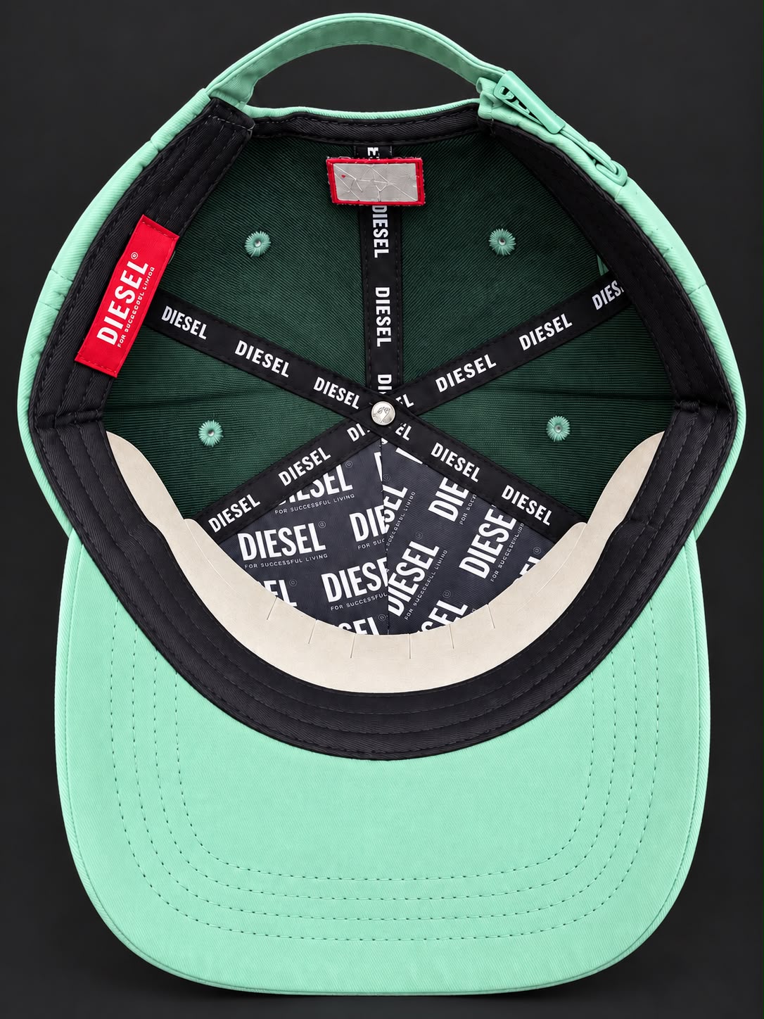 Vista trasera de la gorra verde menta con parche rojo Diesel