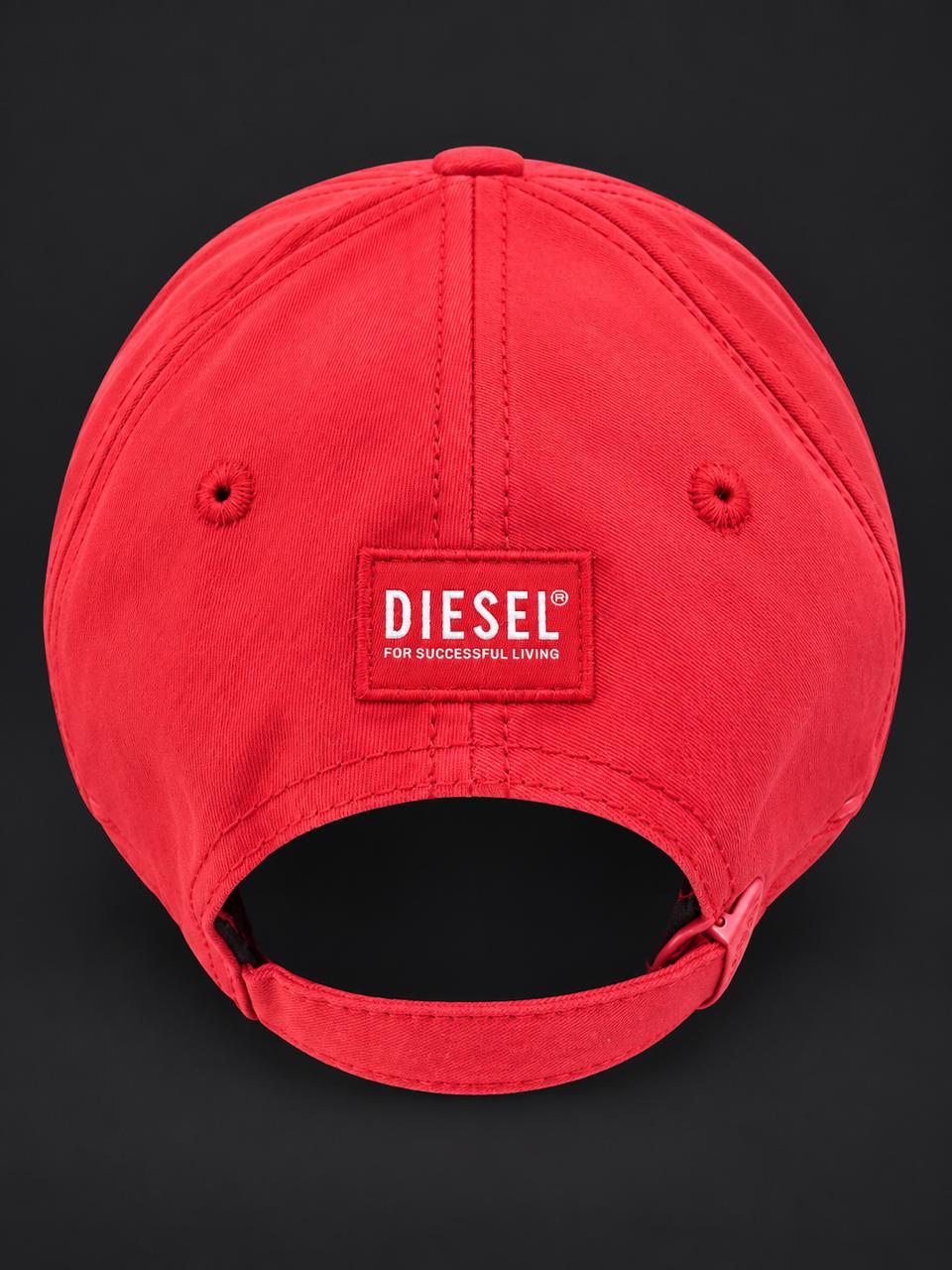 Vista trasera de la gorra Diesel roja