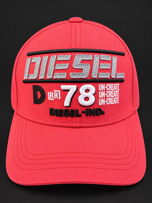 Gorra Diesel 78 roja con bordado gris, vista frontal