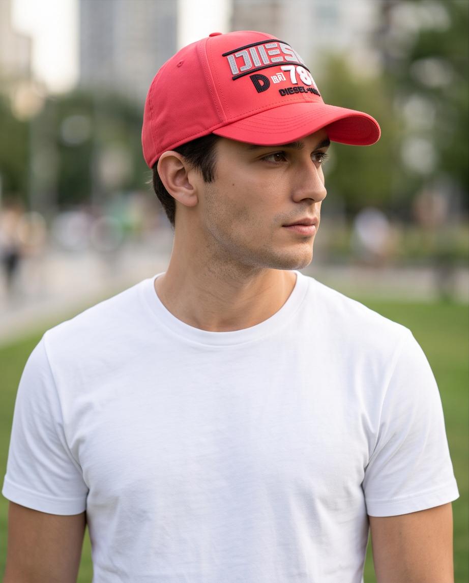 Gorra Diesel 78 roja puesta en modelo