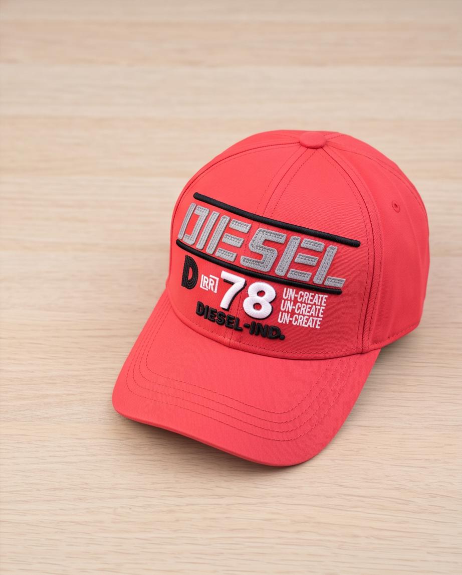 Gorra Diesel 78 roja con bordado gris, vista diagonal